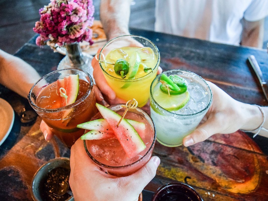 780298633 Genießen Sie Cocktails in der LANXESS arena und lernen Sie das Handwerk, sich selbst köstliche Cocktails zu mixen.